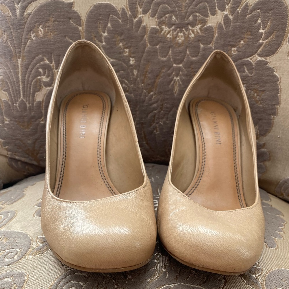 Womens Gianni Bini nude heels. Size 7 1/2. Good Condition.